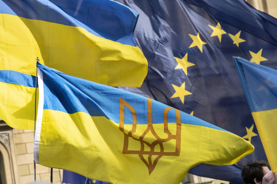 UA & EU flags on demo 900x600