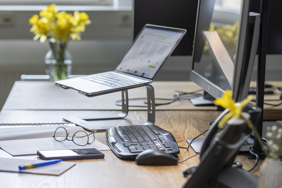 Arbeitsplatz, Laptop, Bildschirm, Tastatur, Büro