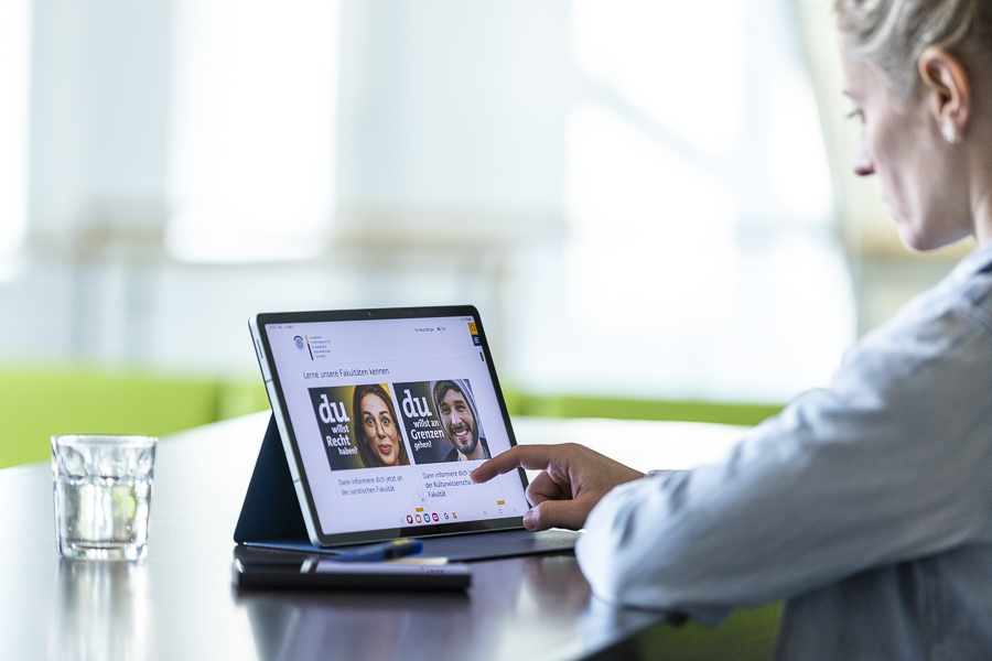 Frau arbeitet am Tablet, Wasserglas, Seitenansicht