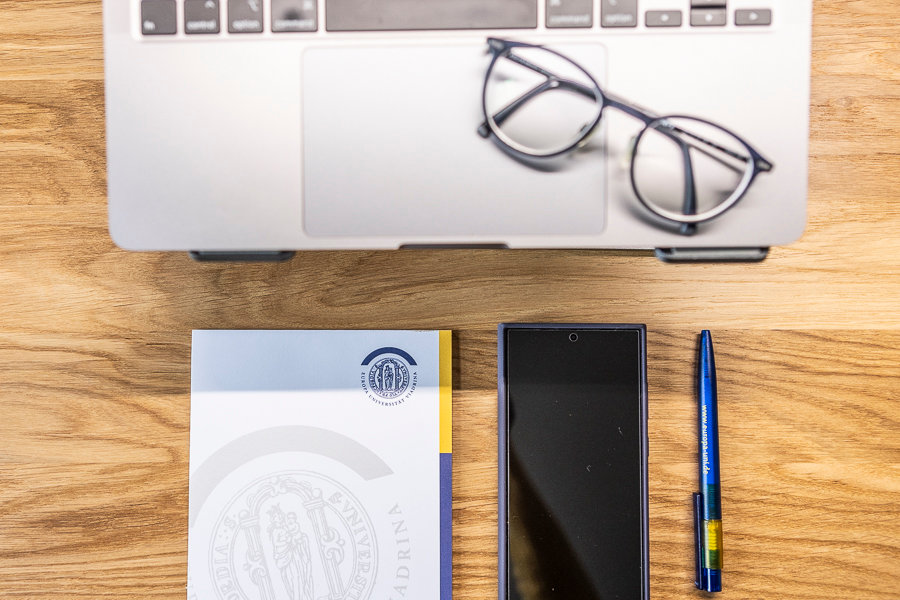 Brille auf dem Laptop, Notebook, Handy, Stift von oben Brille auf dem Laptop, Notebook, Handy, Stift von oben